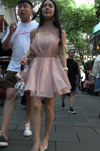 街拍粉色吊带裙性感美女