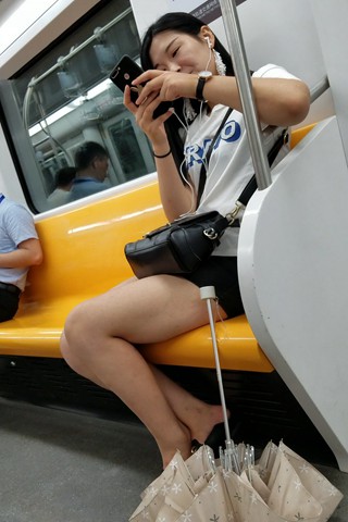 地铁上玩手机的小姐姐腿腿好美啊