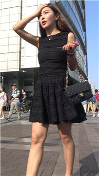 性感黑色连衣裙美女拿着新款苹果手机玩拍照 [1.43 GB]