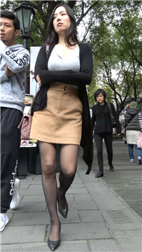 街拍棕色短裙，丝袜高跟美腿 [469 MB/MP4]
