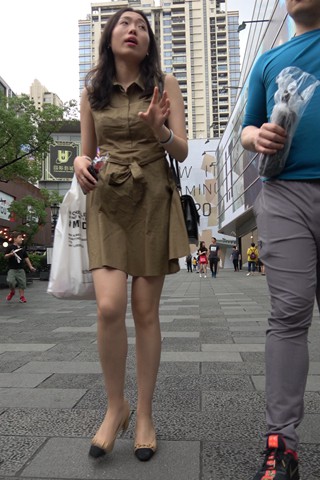 4K - 跟男友逛街的连衣裙美女姐姐 [0.97 GB/MP4]
