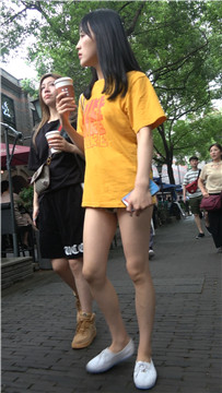 4K 黄色T恤衫超短热裤月牙臀美少女 [1.15 GB]