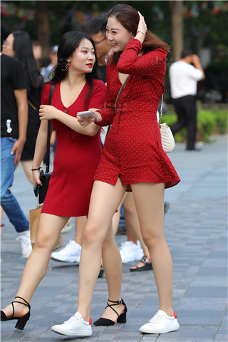 两位红衣靓妹
