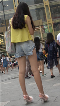 4K - 街拍黄色吊带衫性感超短热裤高跟鞋美女 [2.78 GB]