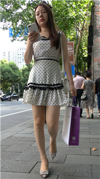 街拍气色不错的斑点连衣裙美腿高跟MM [1.45 GB/MP4]