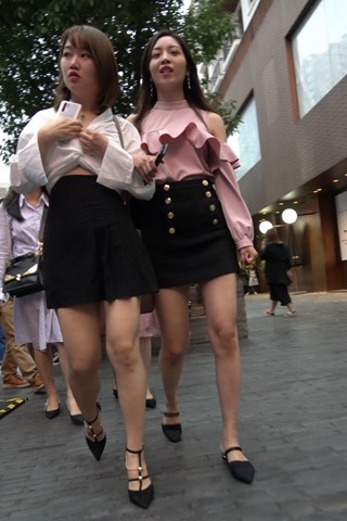4K - 街拍黑色短裙小姐姐跟闺蜜 [2.24 GB/MP4]