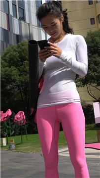 4K - 街拍紧身粉色瑜伽裤性感美女第二季 [1.17 GB]