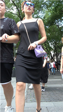 街拍美足高跟黑色性感开背吊带裙美女很酷 [1.32 GB/MP4]
