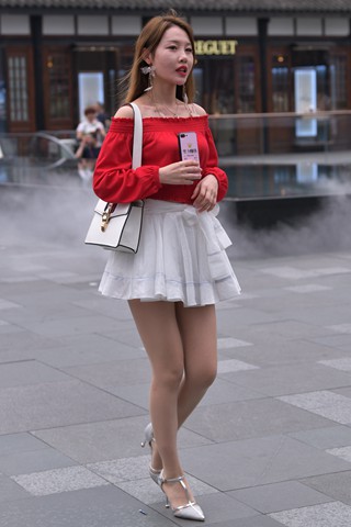 街拍喜欢穿R丝的红衣白裙妹子
