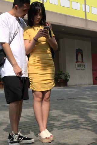 街拍性感好身段的黄色修身裙美眉