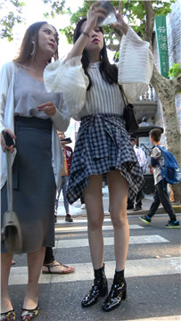 白色针织毛衣，格子短裙 [0.99 GB/MP4]