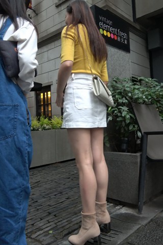 街拍偶遇抽烟的黄T恤美女姐姐