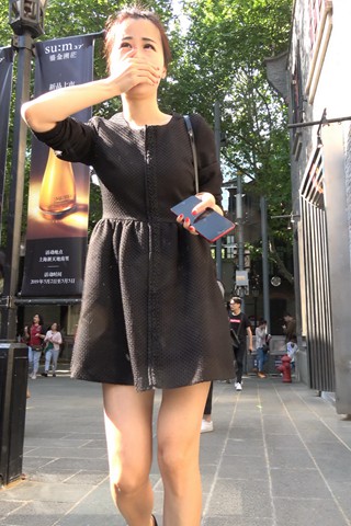 4K - 街拍黑色连衣裙时尚美女 [1.09 GB/MP4]