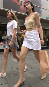 4K - 白色短裙黄色小吊带美女 [1.12 GB/MP4]